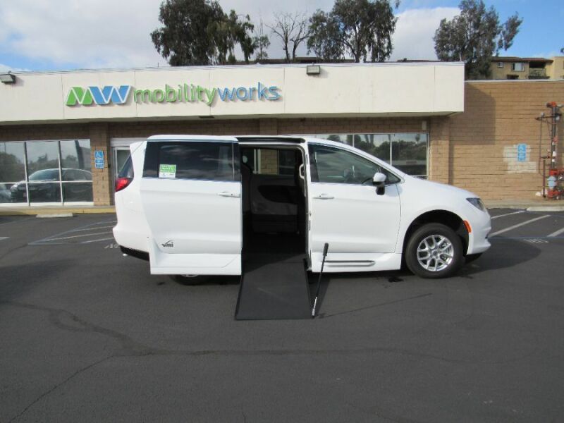 2022 Chrysler Voyager