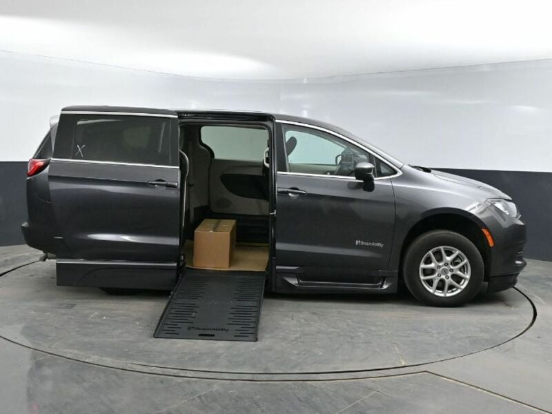 2023 Chrysler Voyager