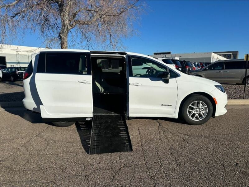 2024 Chrysler Voyager