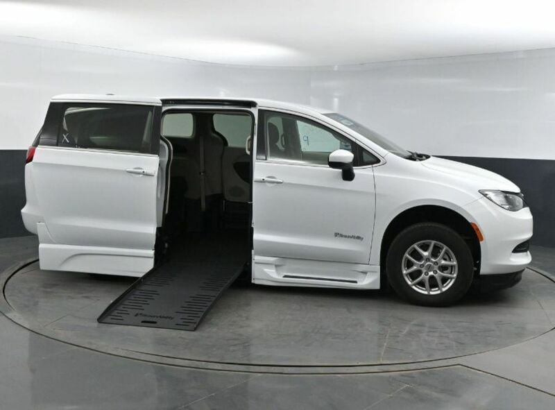 2023 Chrysler Voyager