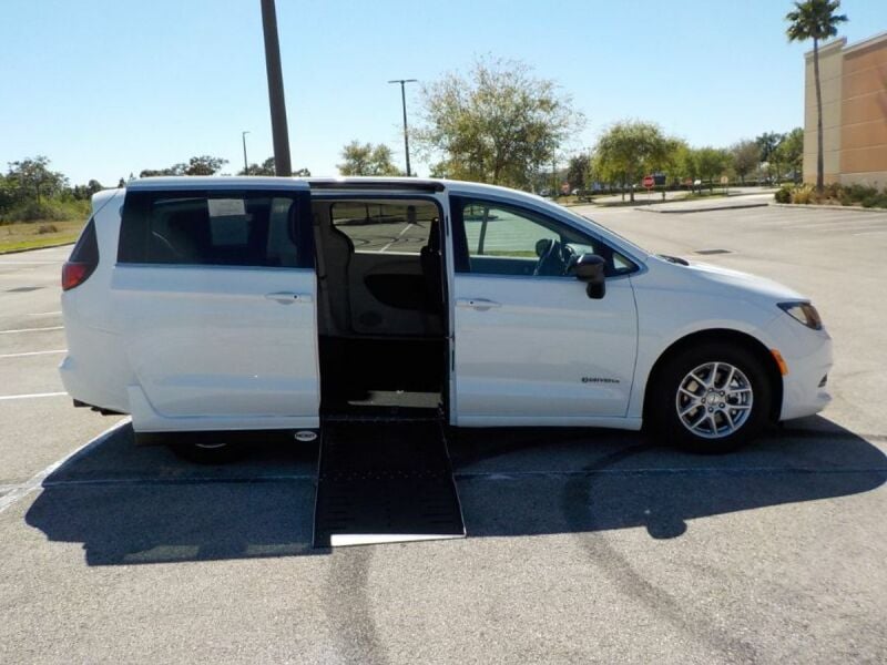 2024 Chrysler Voyager