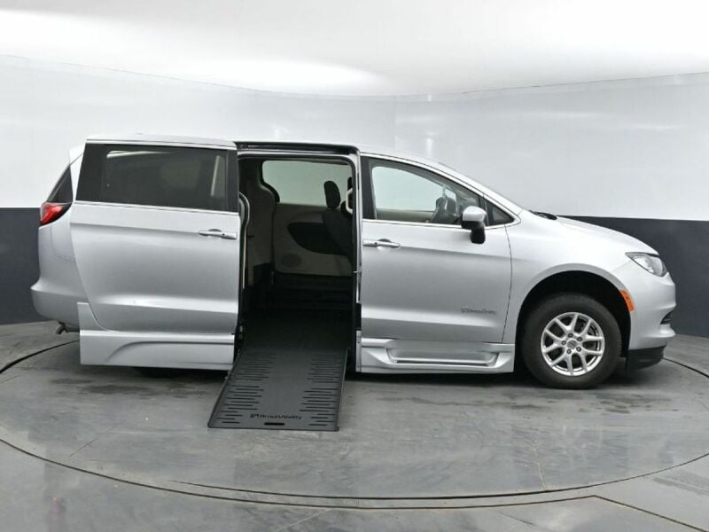 2023 Chrysler Voyager