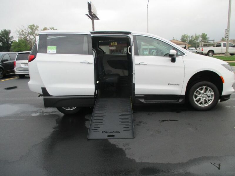 2023 Chrysler Voyager