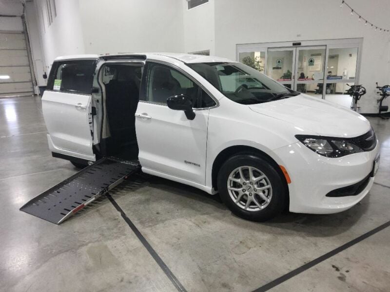 2024 Chrysler Voyager