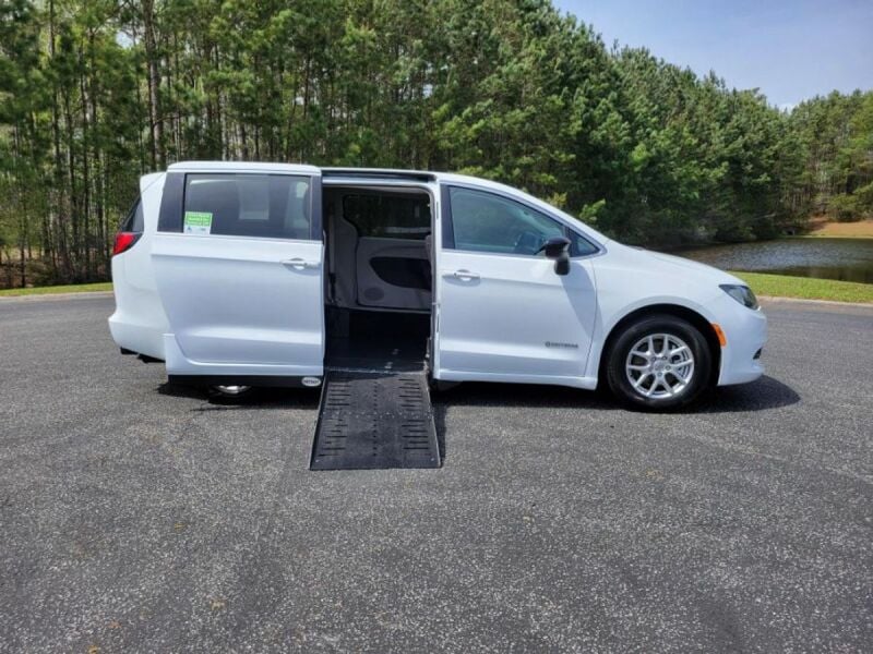 2024 Chrysler Voyager