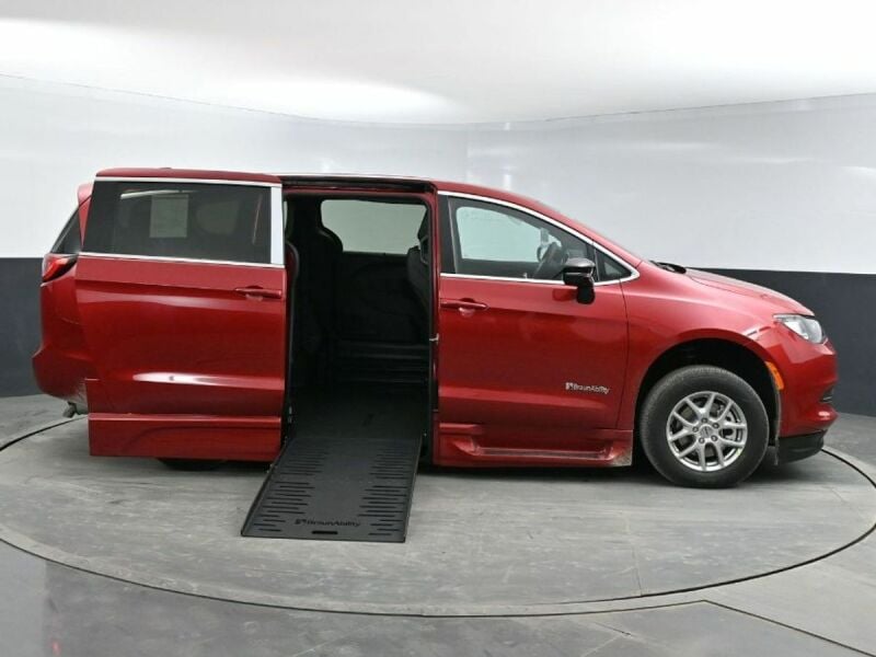 2025 Chrysler Voyager
