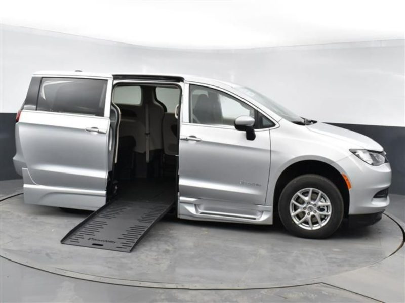 2023 Chrysler Voyager