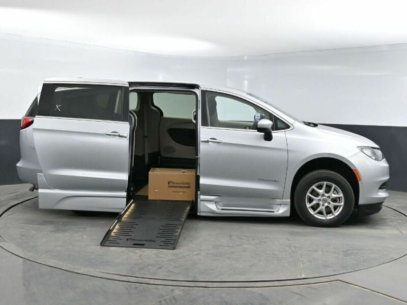 2023 Chrysler Voyager