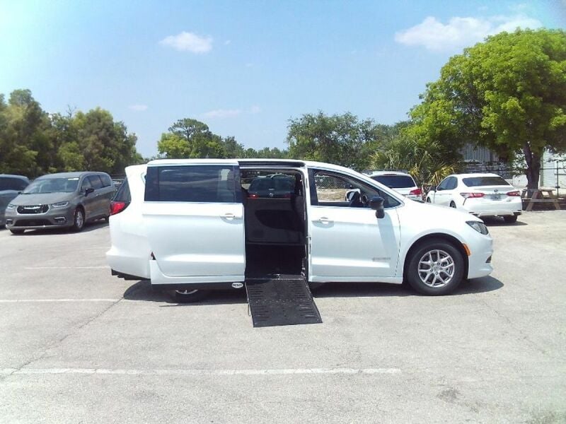2024 Chrysler Voyager
