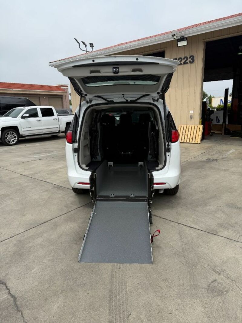 2024 Chrysler Voyager