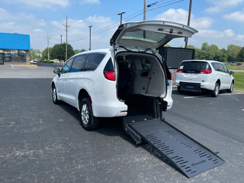 2023 Chrysler Voyager