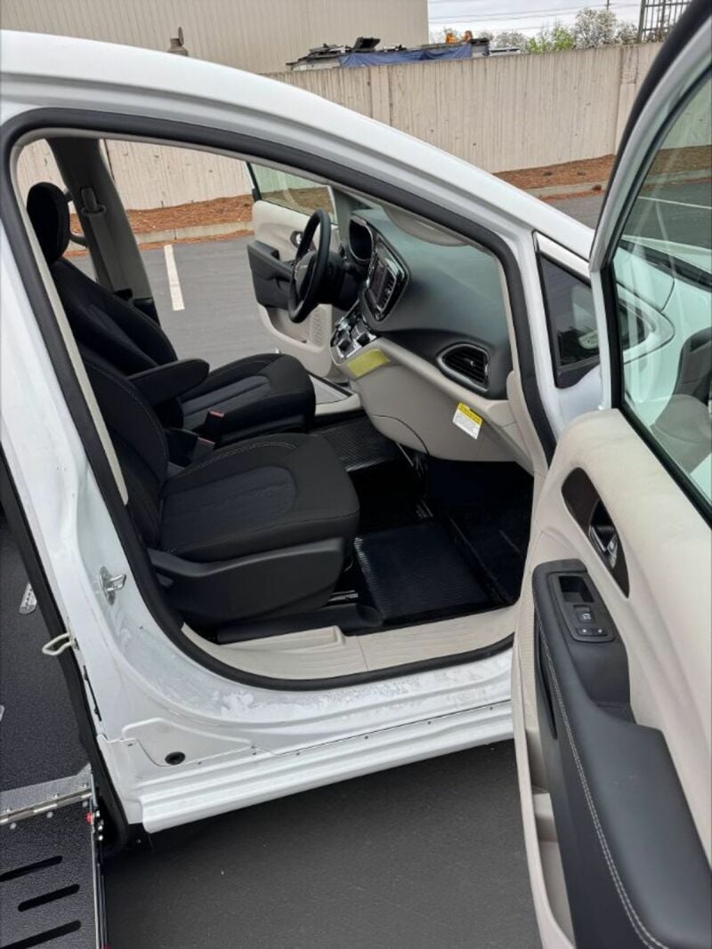 2024 Chrysler Voyager