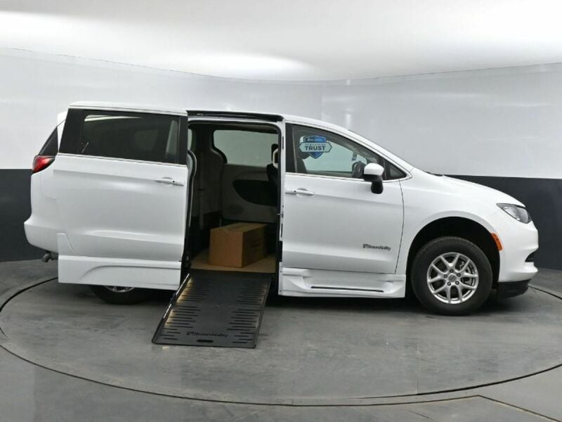 2023 Chrysler Voyager