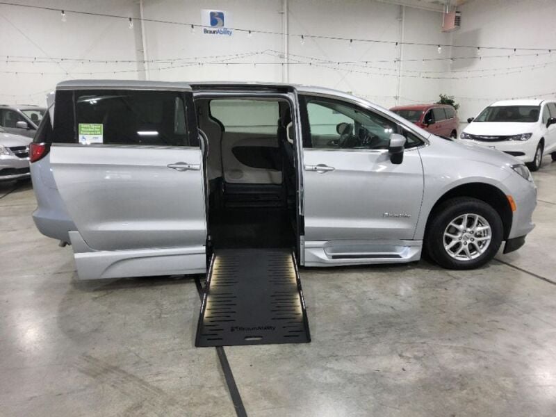 2023 Chrysler Voyager
