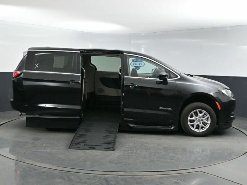 2024 Chrysler Voyager