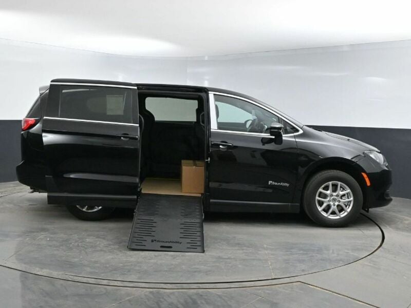 2025 Chrysler Voyager