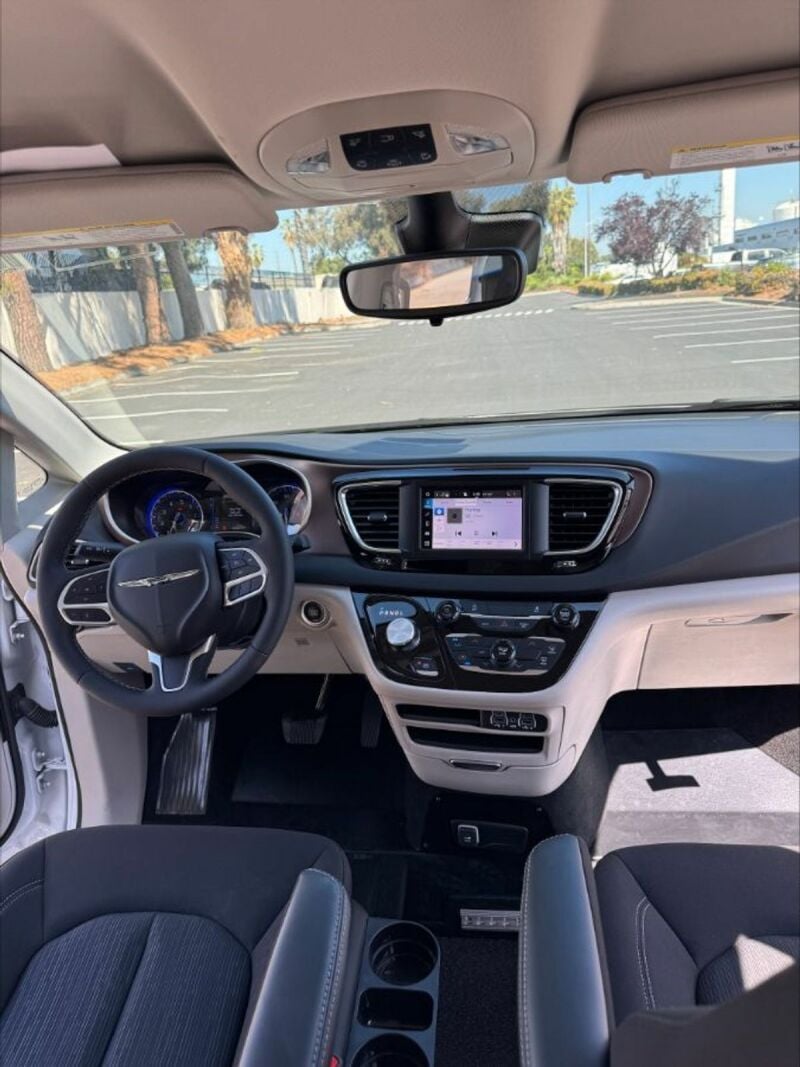 2024 Chrysler Voyager