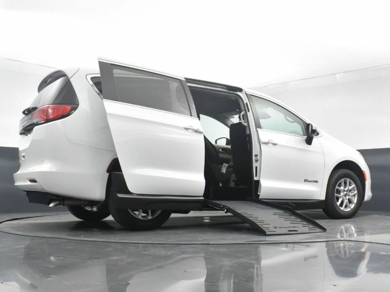 2023 Chrysler Voyager