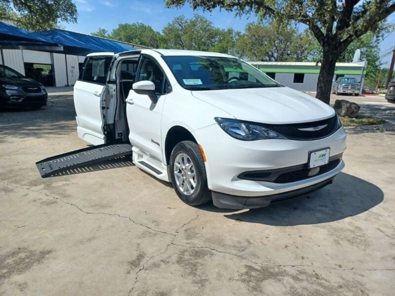 2022 Chrysler Voyager