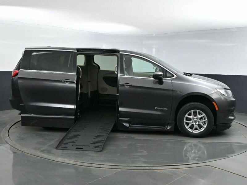 2023 Chrysler Voyager