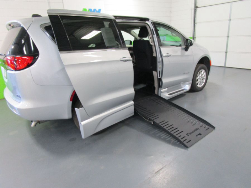 2023 Chrysler Voyager