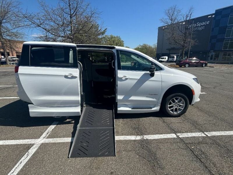 2024 Chrysler Voyager