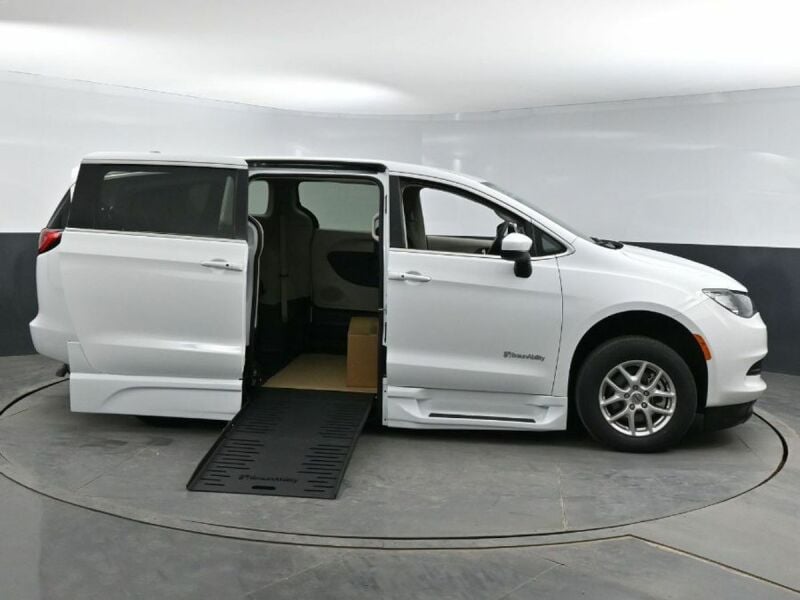 2023 Chrysler Voyager