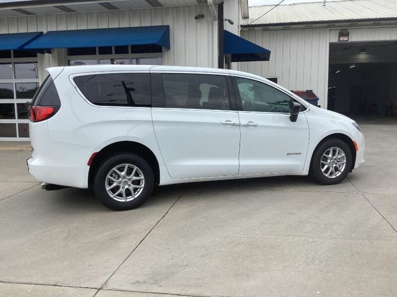 2024 Chrysler Voyager