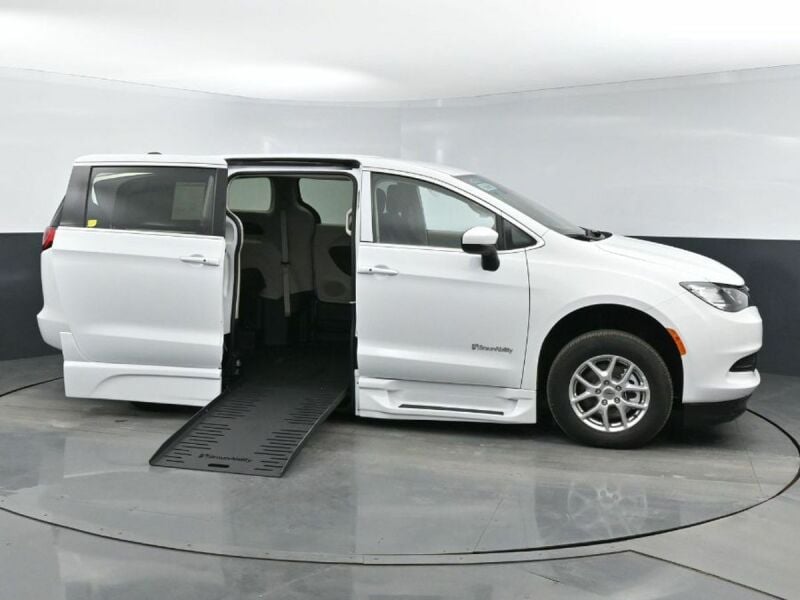 2023 Chrysler Voyager