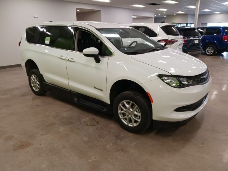 2022 Chrysler Voyager