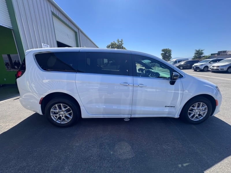 2026 Chrysler Voyager