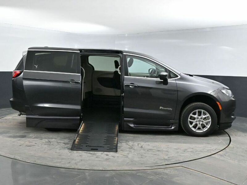 2023 Chrysler Voyager