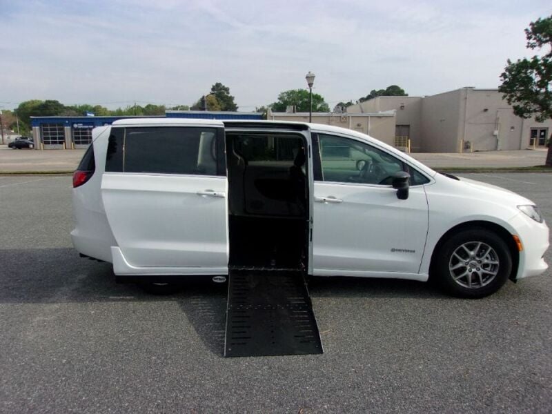2024 Chrysler Voyager