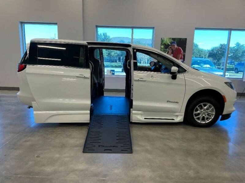 2023 Chrysler Voyager