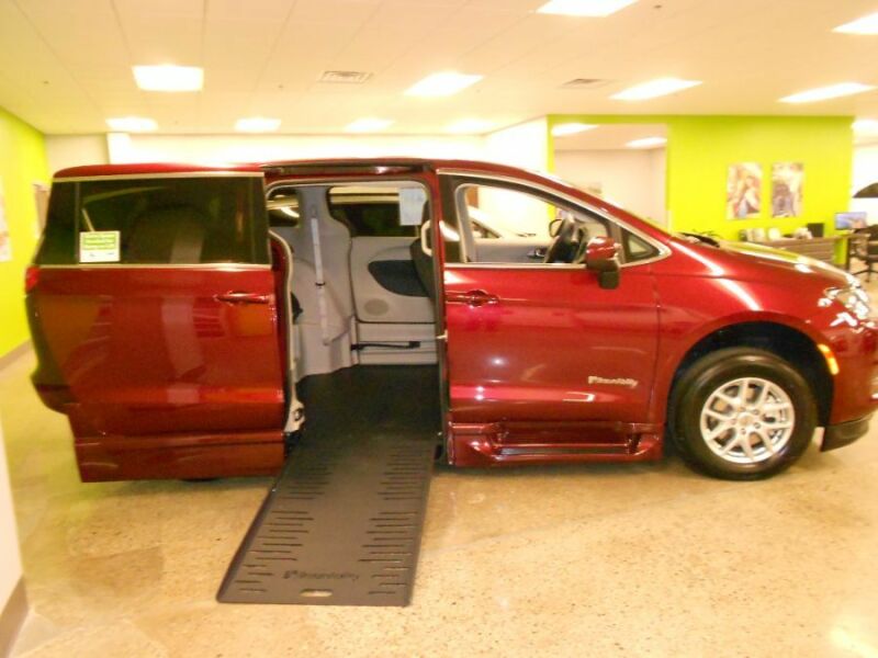2022 Chrysler Voyager