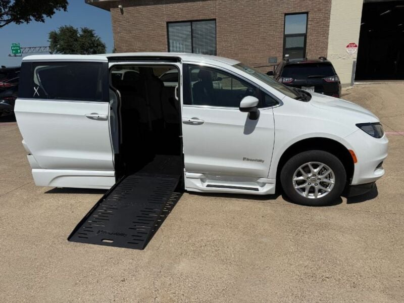 2022 Chrysler Voyager
