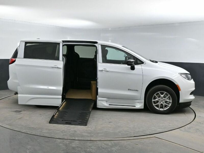 2025 Chrysler Voyager