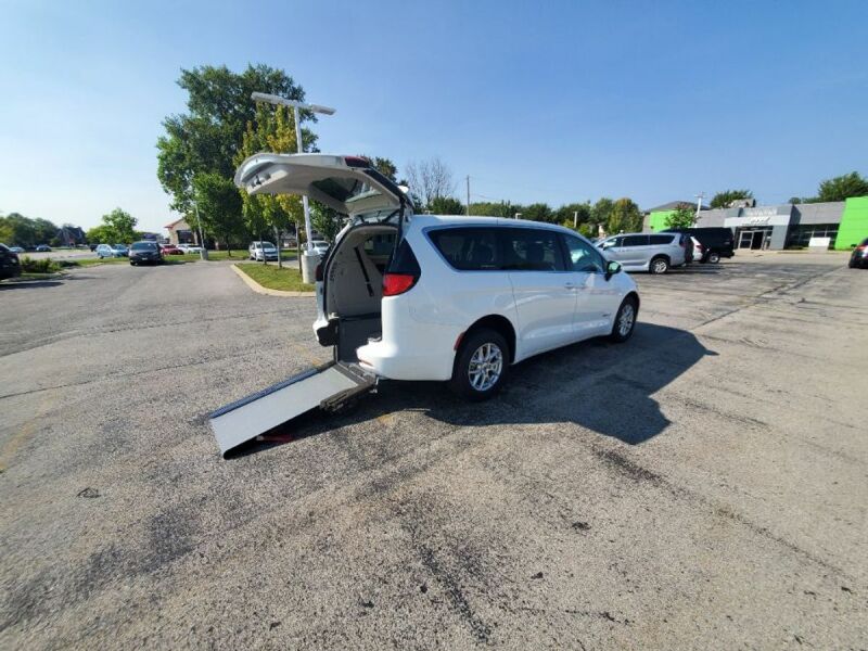 2022 Chrysler Voyager