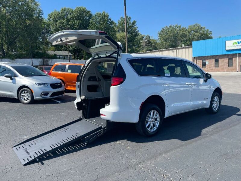 2023 Chrysler Voyager