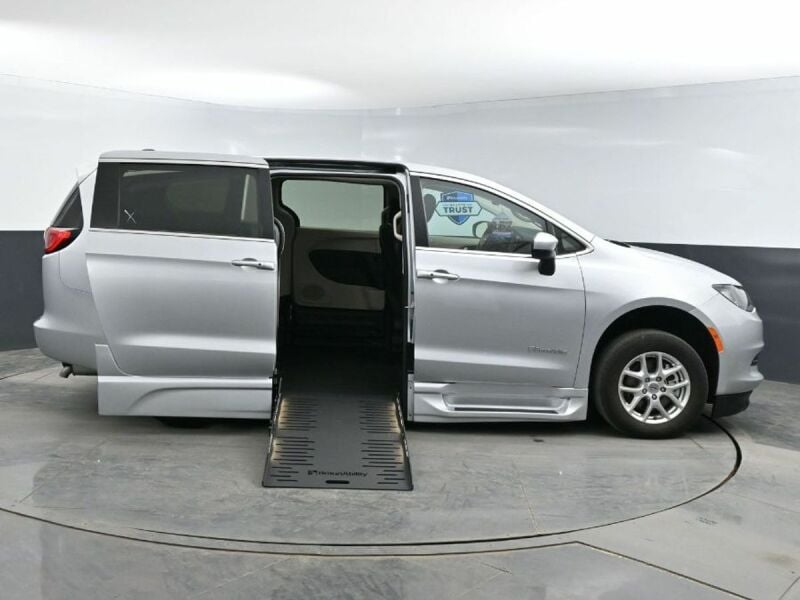 2023 Chrysler Voyager