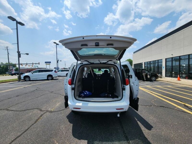 2023 Chrysler Voyager
