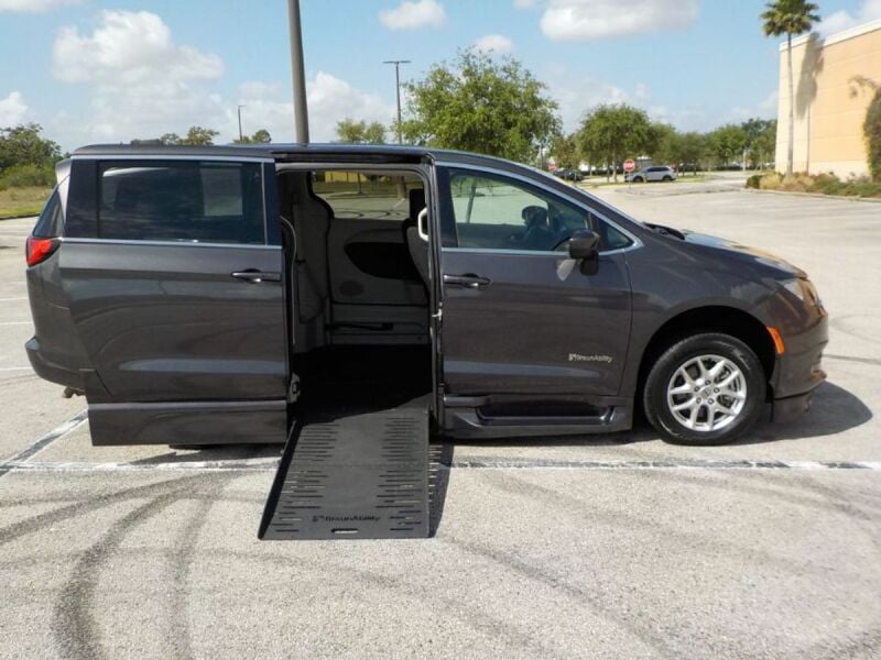 2022 Chrysler Voyager