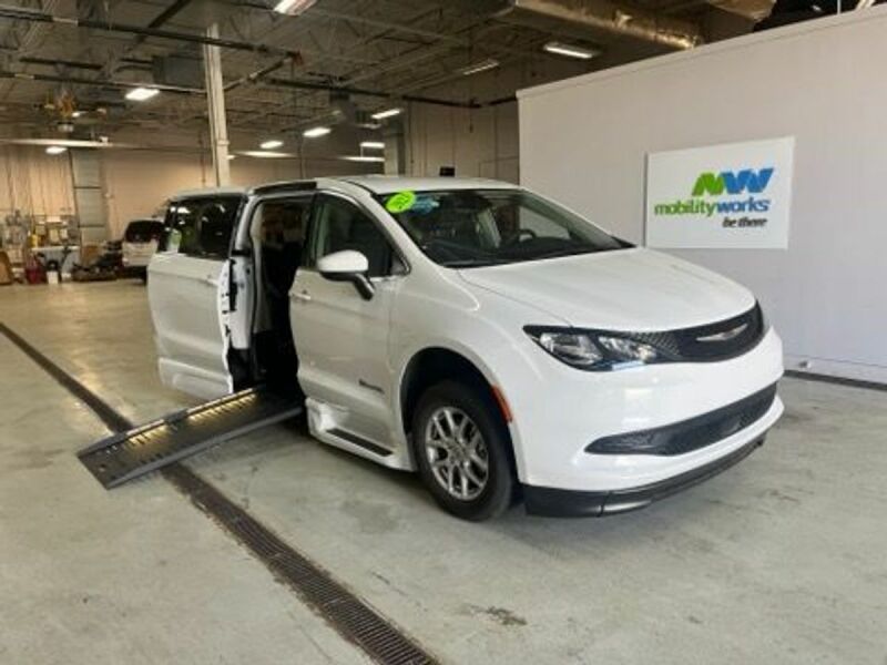 2023 Chrysler Voyager