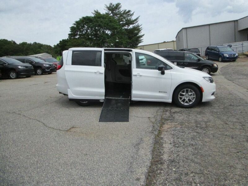 2024 Chrysler Voyager