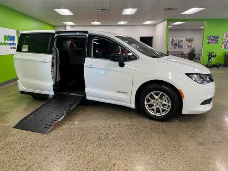 2024 Chrysler Voyager