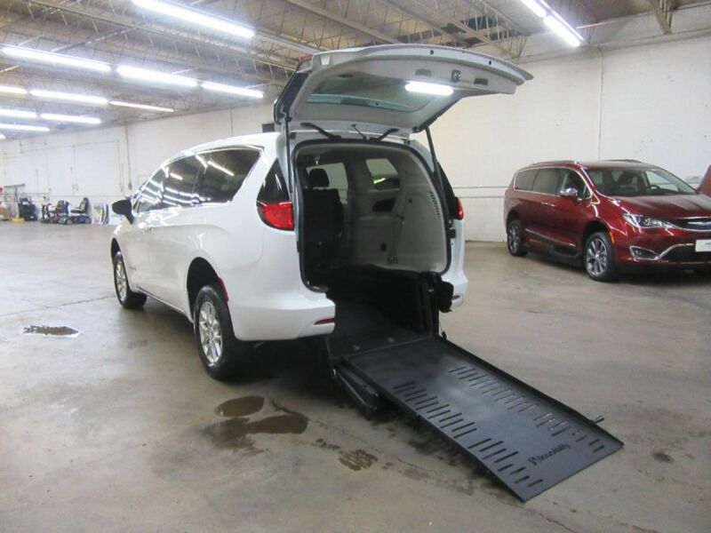 2023 Chrysler Voyager