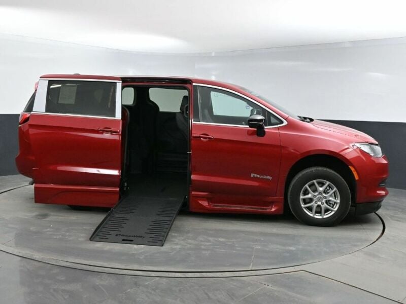 2025 Chrysler Voyager
