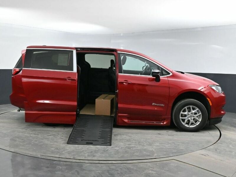 2025 Chrysler Voyager