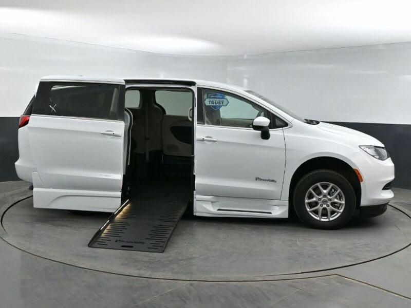 2023 Chrysler Voyager