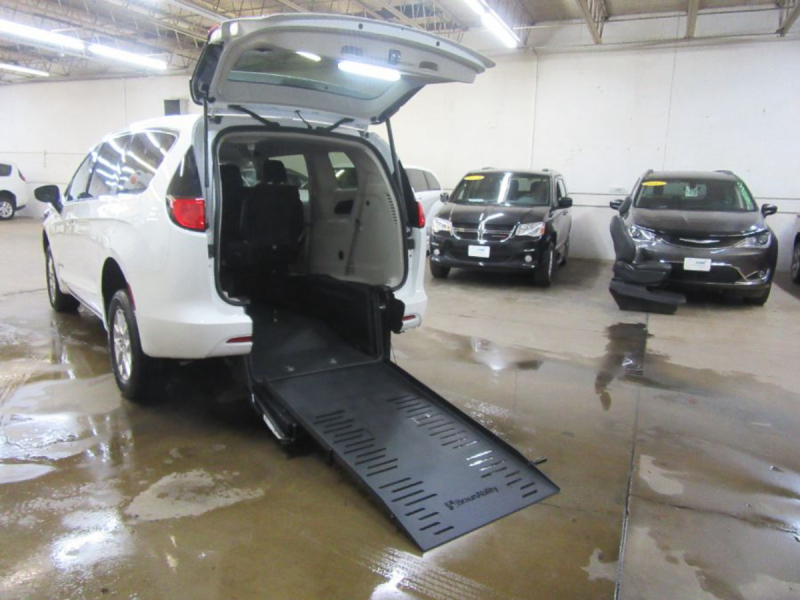 2023 Chrysler Voyager